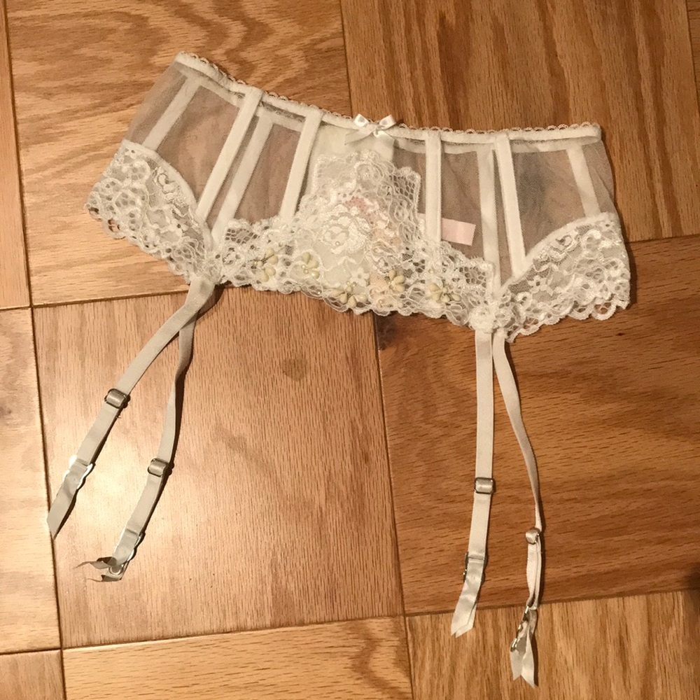 Bridal garder belt Victoria’s Secret